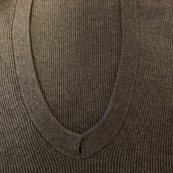 Deep V neck hooded sweater w/pockets - Picture 3 of 7
